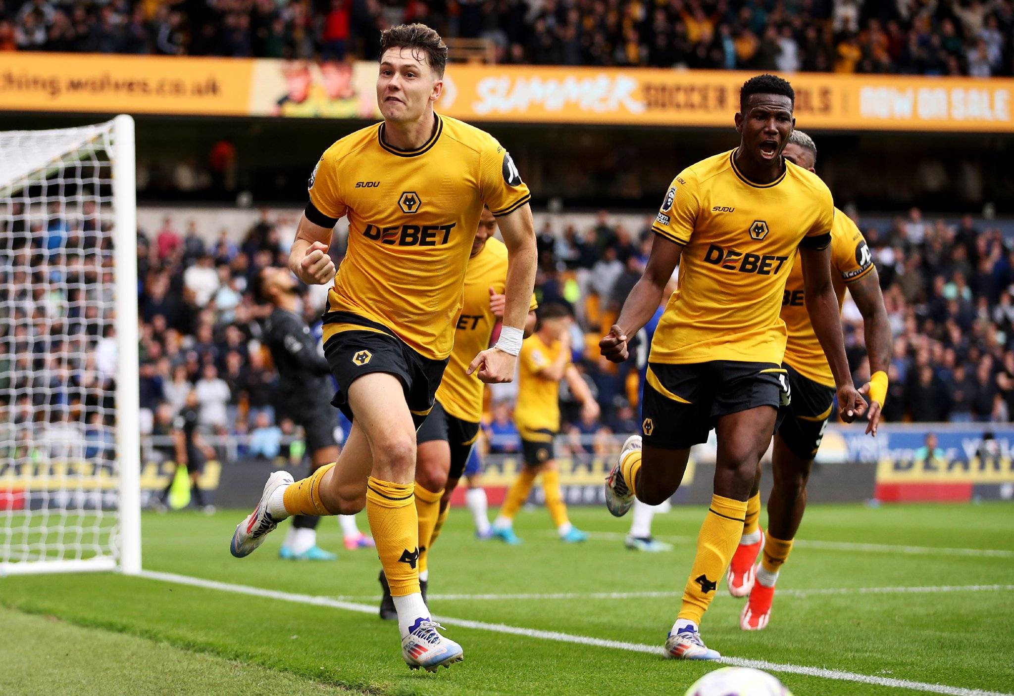 包含狼队客场击败克里斯塔尔宫，英超保级压力减轻的词条