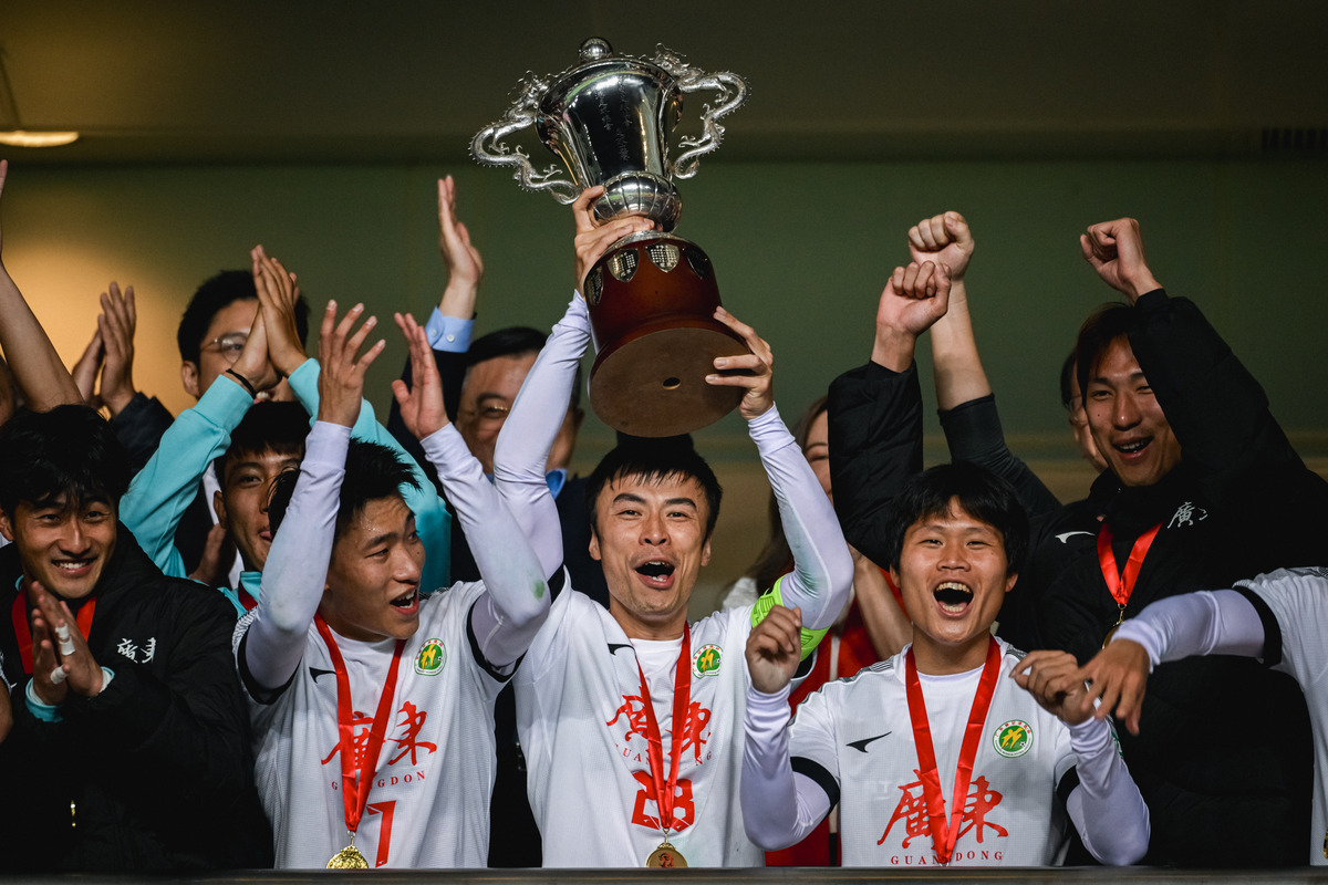 运动员拼尽全力争夺胜利,场面激动人心 运动员拼尽全力争夺胜利,场面激动人心