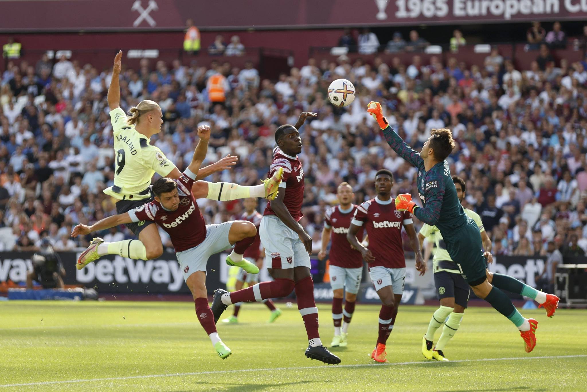 欧洲足球联赛对决，角逐胜负悬念