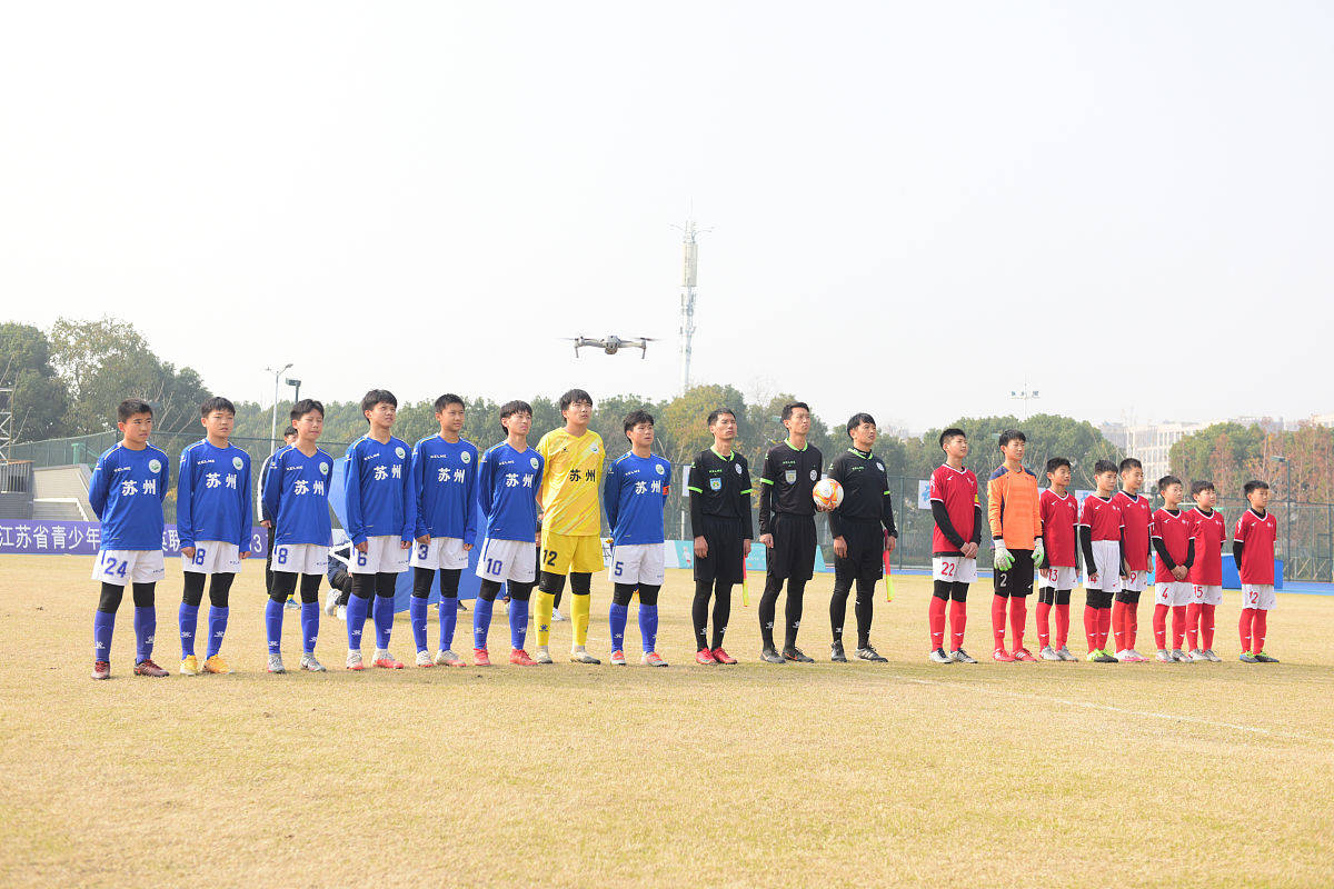 足球比赛中,队员们展现实力 足球比赛中,队员们展现实力