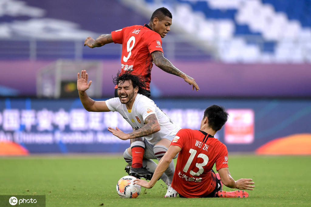 包含上海上港客场逼平河北华夏幸福，实现闯关的词条