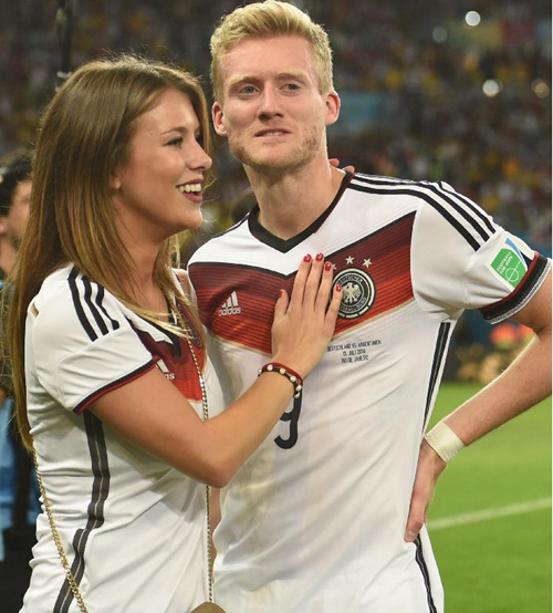 沃尔夫斯堡球员公示爱情，与女友热恋中的简单介绍