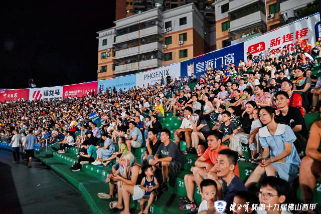 比赛现场气氛火爆,球迷激情高涨 比赛现场气氛火爆,球迷激情高涨