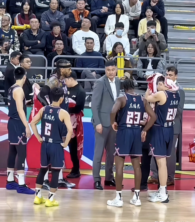 关于场上球员风采抢眼,步步紧逼对手的信息 关于场上球员风采抢眼,步步紧逼对手的信息