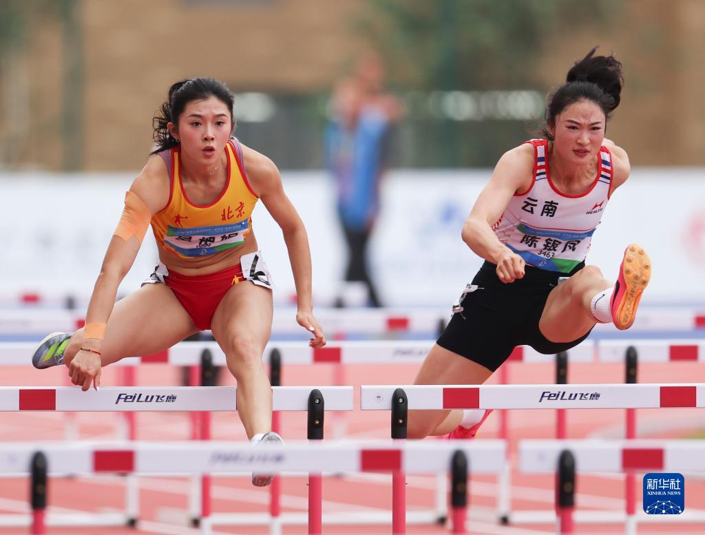 双腿飞奔胜利,田径选手再刷新记录的简单介绍 双腿飞奔胜利,田径选手再刷新记录的简单介绍