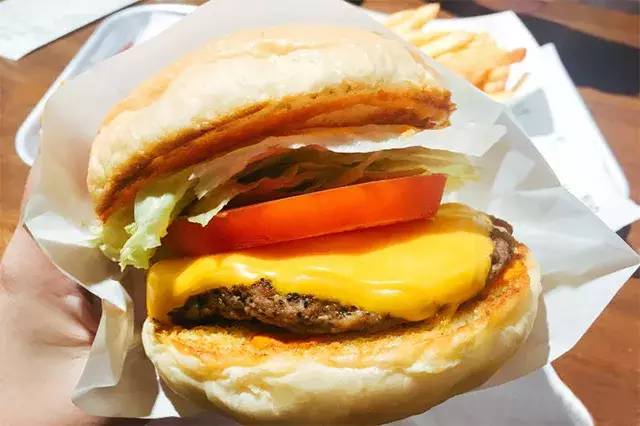 汉堡自信满满，取得一场关键胜利领航联赛的简单介绍