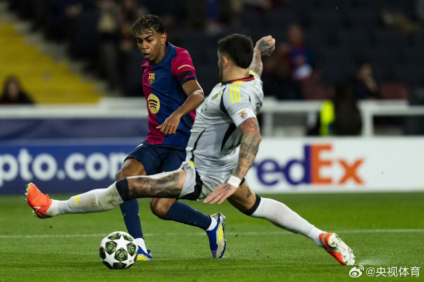 包含巴塞罗那险胜，锁定小组第二出线权的词条