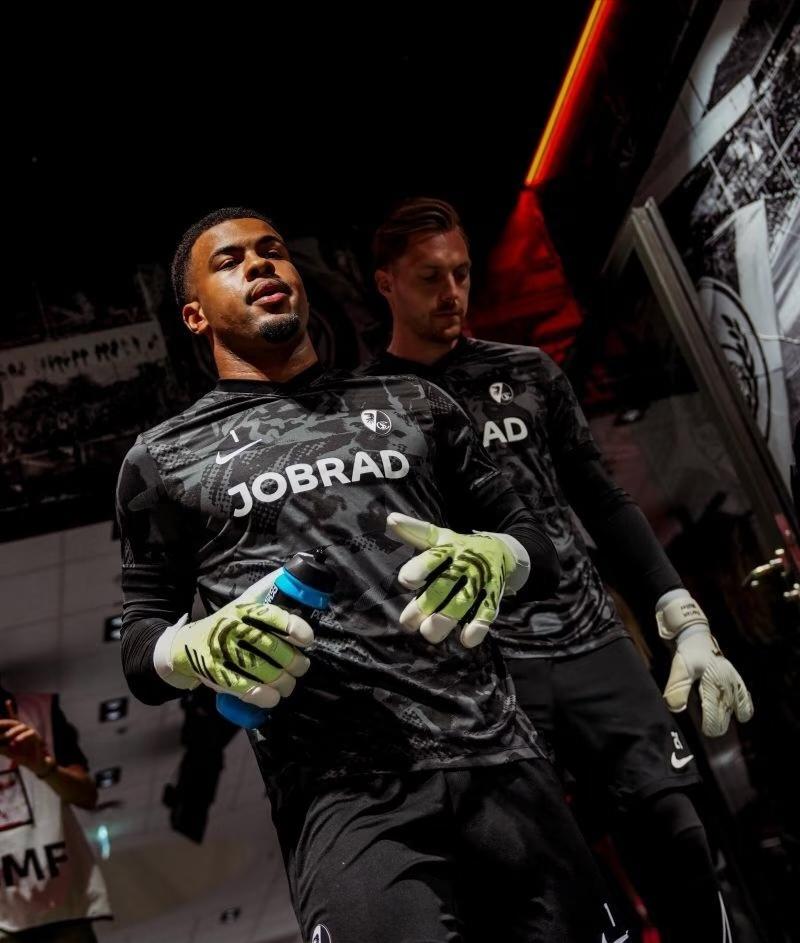 包含弗赖堡门将表现神勇,助球队取胜的词条 包含弗赖堡门将表现神勇,助球队取胜的词条