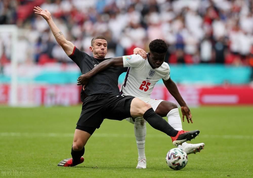 英格兰队在比赛中险胜捷克队，实现小组出线的简单介绍