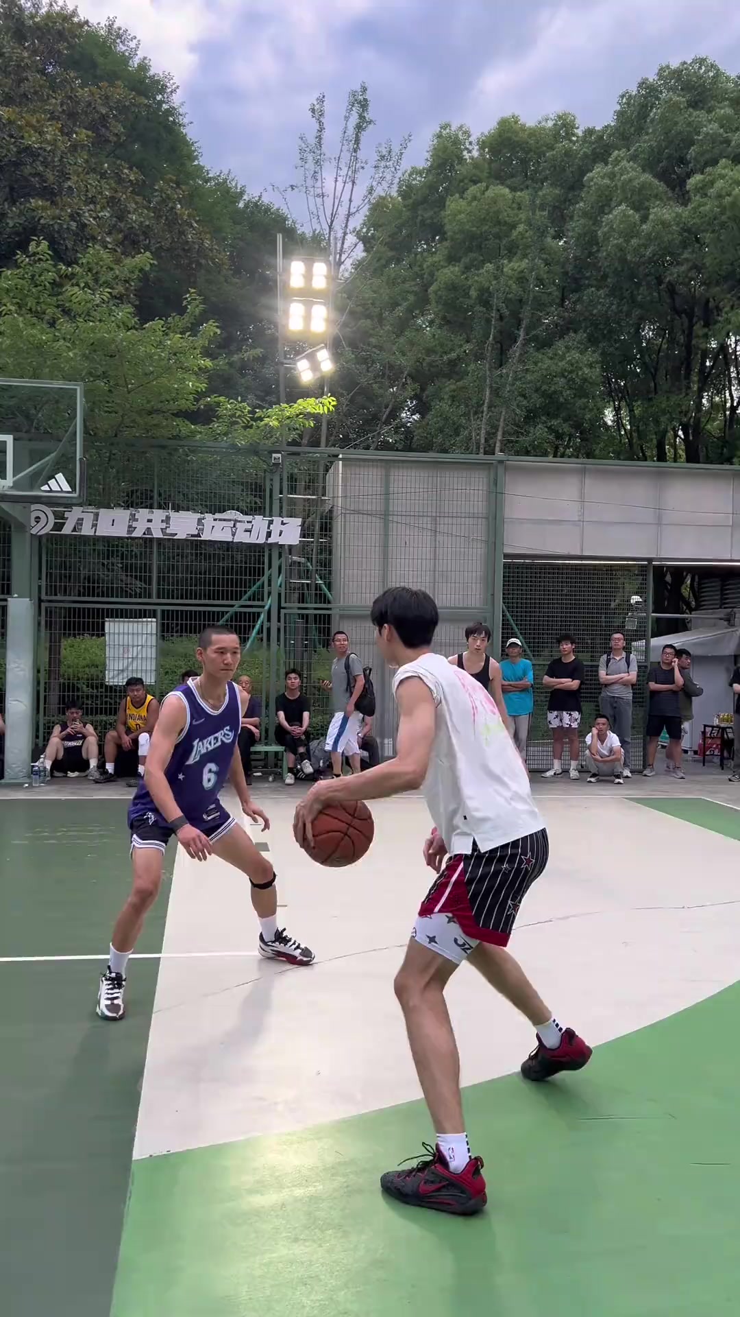 热情欢周!篮球赛场上身手敏捷球员频现的简单介绍 热情欢周!篮球赛场上身手敏捷球员频现的简单介绍