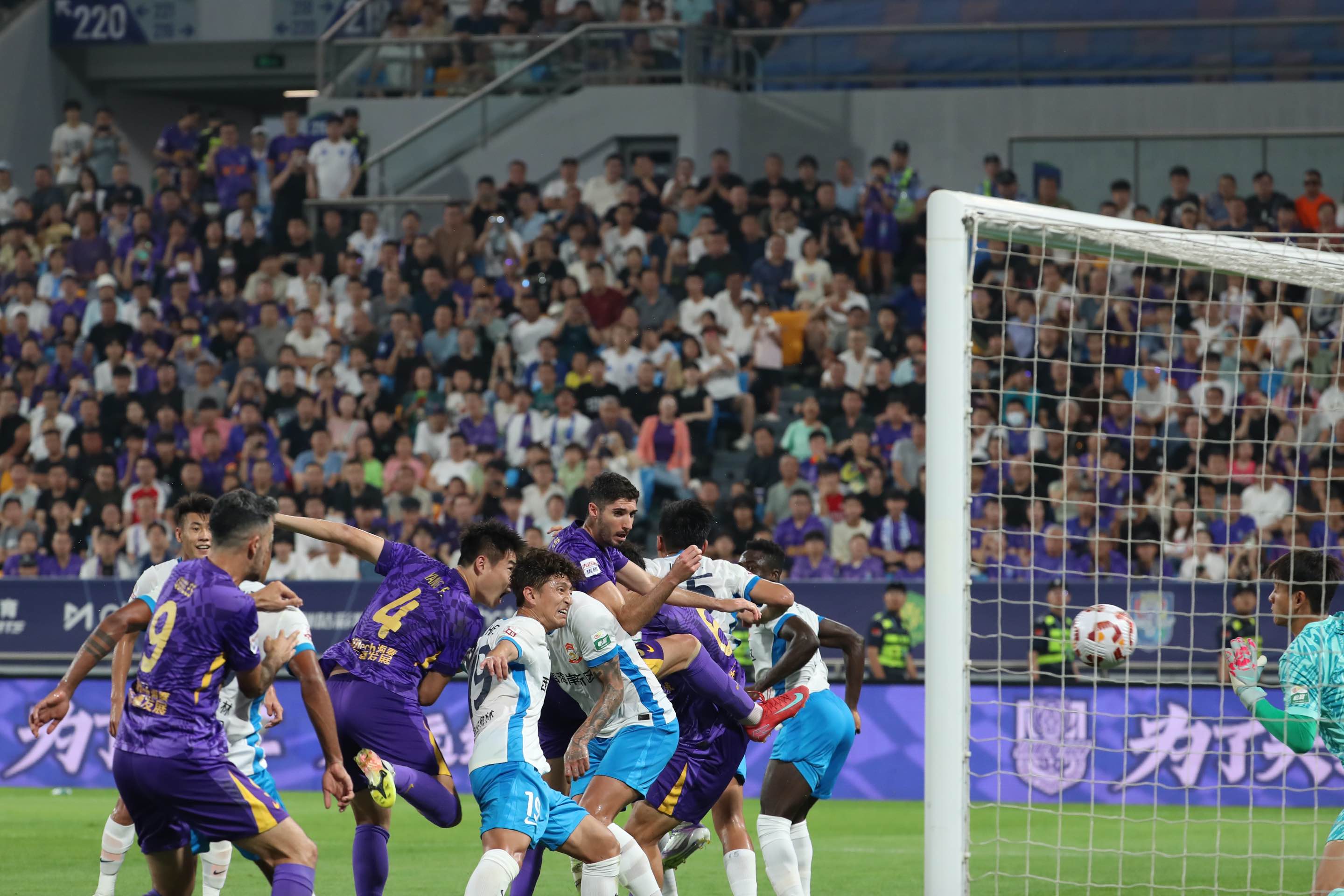 关于巨星球员再次上演神奇，瞬间点燃球迷热情的信息